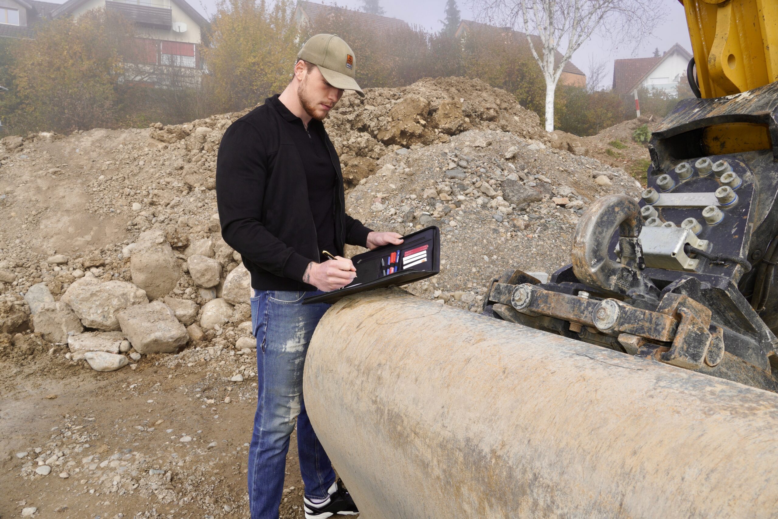Laurin Lagler auf Baustelle in Wald ZH – Bauleitung Lagler GmbH beim Aufmass